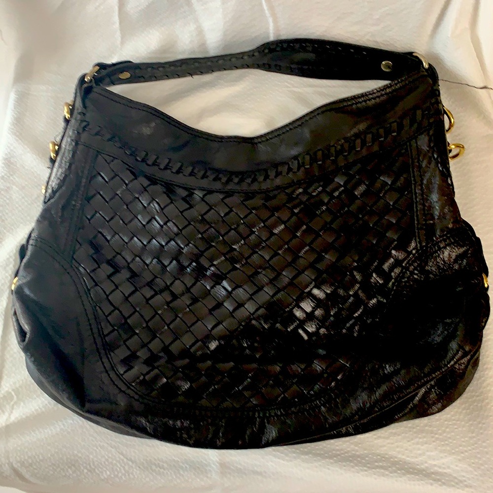 Shoulder Bag with leopard print lining with magnetic closing.